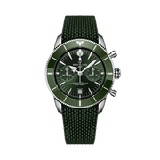 Quadrante blu sunburst con tre contatori cronografo tono su tono, lancette e indici luminescenti, datario a finestrella dell'orologio Breitling Superocean Heritage B01 Chronograph 42